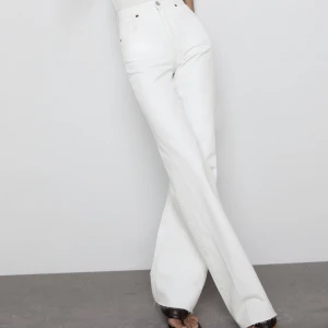 Vita vida zara jeans  - Snygga vita jeans från zara i nyskick! Använd 2 - 3 gånger, strl 36! 💞🤝🏽