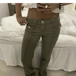 Gröna cargo jeans hm  - Intressekoll på mina sjukt snygga byxor från hm! Slutsålda på hemsidan och väldigt trendiga! Säljer bara för ett högre pris. Storlek 34❤️ (lånad första bild) ❗️Ändast SERRIÖSA köpare❗️