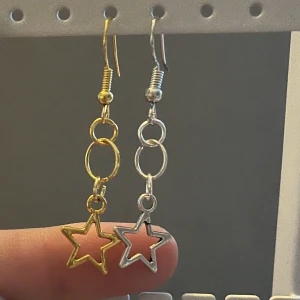 Örhängen  - Säljs i par  Frakt 15kr (inte spårbar)  Finns i guld och silver 