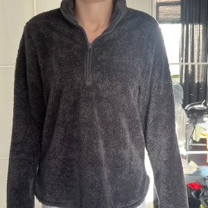 Tröja  - Jätte gosig tröja från hm passar så bra till hösten 💞💕