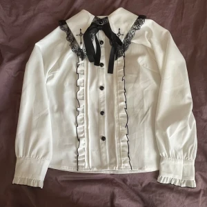 Dear My Love Blus - Super fin blus från Dear My love. Säljer den för att jag aldrig använder. Perfekt till jirai kei! Liten i storleken. skriv om du har några frågor 💗