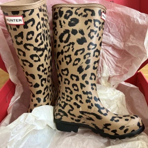 Hunter gummistövlar  - Helt nya Hunder gummistövlar med box. Köpte fel storlek. Jättefina! Str.36