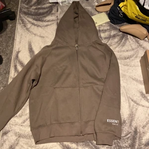 Essentials dragkedja tröja  - Aldrig använd