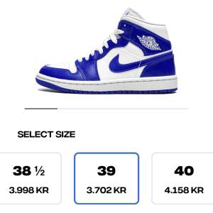 Säljer mina Jordans ”Air Jordan mid Kentucky blue” som jag använt sparsamt. Köpta från hemsidan Restock.net. Har även Jordan kartongen med som man får med sig. Om du har frågor eller vill ha bilder på skorna så tveka inte på att höra av dig!☺️👍🏽