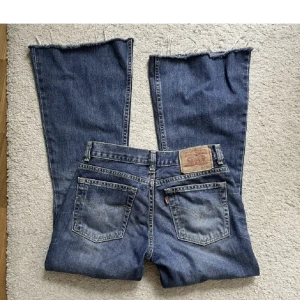 söta levis jeans - jätte söta jeans som tyvärr inte passade mig skriv om du har frågor❤️ (inte mina bilder)