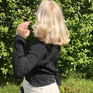 Prickig tröja - En söt prickig tröja från H&M med dragsko🖤 storlek 44 men skulle säga att den passar ner till 38/40