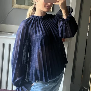 Blå ”glittrig” blus - Alla blusar 2 för 200! Säljer denna magiska blus då den ej kommer till användning. Den är blå med lite skimmer/glitter och lite genomskinlig. Passar många storlekar!! Kan mötas upp i Stockholm, annars står köparen för frakt!💓