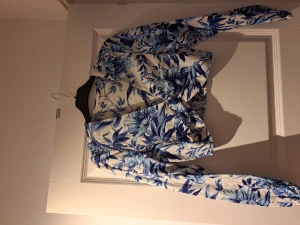 Fin topp - Väldigt fin och i bra skick, knappt använd. Har sytt ihop vid bysten då den var lite stor där för mig