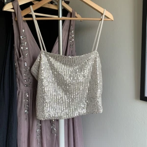 Glittrig topp - Glittrig topp i nyskick, storlek L🤍