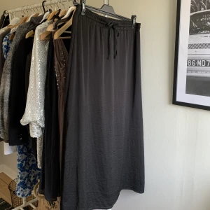 Svart långkjol  - Svart långkjol i storlek XL men skulle säga att den snarare passar M-L🖤