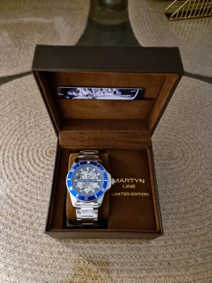Limited Edition Martyn Line Klocka (Helt ny)  - Hallå där 😃!  Jag säljer en martyn line Limited Edition klocka. Klockan är helt ny och passar väl både kvinnor och män. Den är automat klocka dvs. den kräver inga batterier eftersom den drivs av kinetisk energi. Priset är 900 kr vid snabb affär.