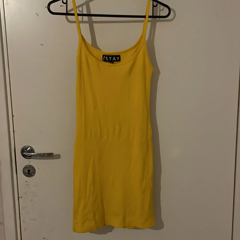 Säljer denna gula klänning då jag inte använt den så ofta. Super fin till sommaren. KÖPAREN STÅR FÖR FRAKT!. Klänningar.
