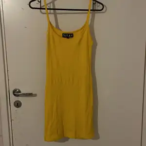 Säljer denna gula klänning då jag inte använt den så ofta. Super fin till sommaren. KÖPAREN STÅR FÖR FRAKT!