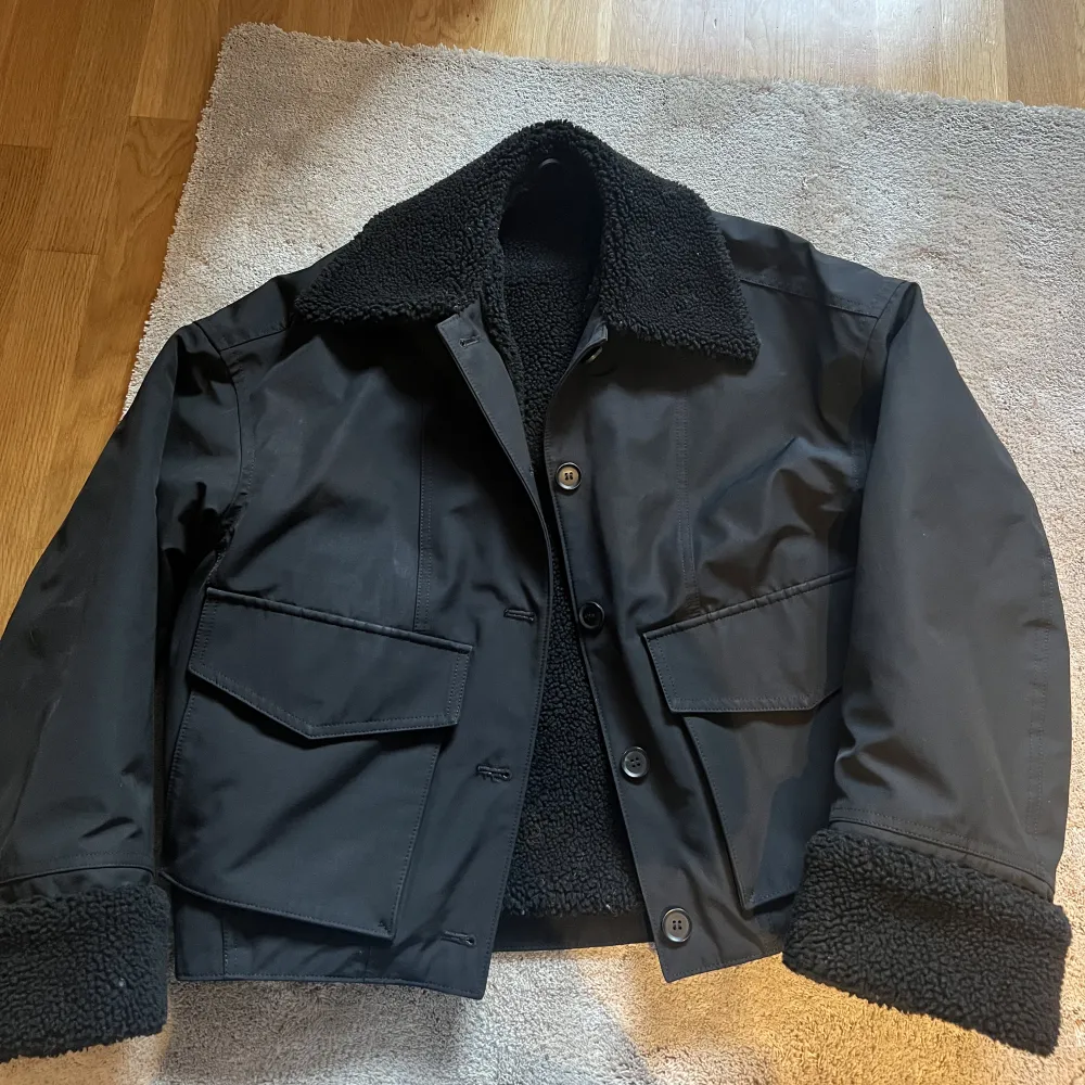 Säljer min jacka från & Other Stories som jag köpte för typ 2 år sedan, den finns därmed inte kvar längre💕den är super varm och skön. Kostade runt 1500 kr när jag köpte den ny. Jackor.