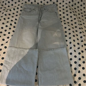 Jeans - Ljus blåa pösiga jeans