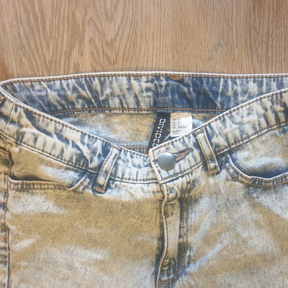 Stentvättade tighta jeans från hm . Jeans & Byxor.