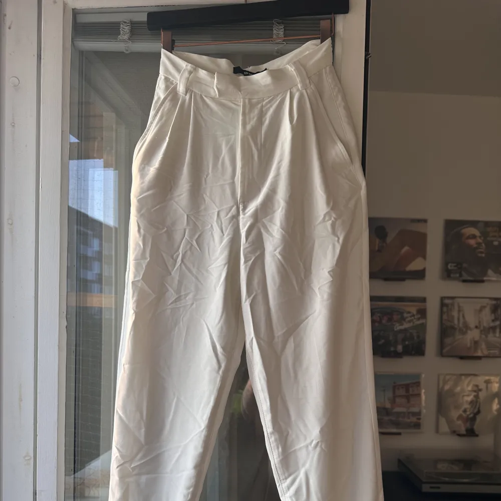 Vita kostymbyxor från Bikbok  Fungerande fickor på sidorna samt bak   Använd ca tre gånger . Jeans & Byxor.
