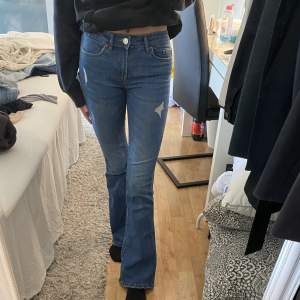 Low/mid waist bootcut jeans från Only. Använda 2 gånger🤍 jätte snygga  Nypris 450:-