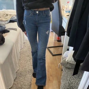 Low waist bootcut  - Low/mid waist bootcut jeans från Only. Använda 2 gånger🤍 jätte snygga  Nypris 450:-