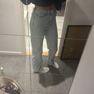 Ett par superfina ljusblåa jeans ifrån Lindex💗bra kvallite, de är i storlek 170 men jag skulle säga det är som 36💗skriv för fler bilder💗