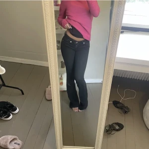 Low waist bootcut jeans - lågmidjade bootcut jeans färg svart köpta på plick men säljs varav små. Slitna längst ner (tall model) Innebenslängd c 85