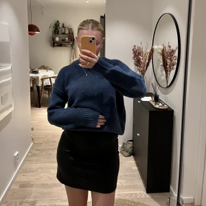 Skinnkjol - Svart skinnkjol från Gina Tricot i storlek 34 🩷 knappt använd och inga defekter. Skulle säga att den även passar storlek 36 (den storleken jag har) 🥰