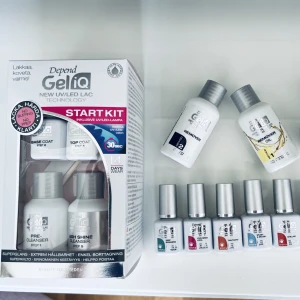 Nagelkit+tillbehör - Oanvända och oöppnade, ingår 2 cleanser, base coat, top coat, uv lampa, 2 remover, 5 valfria färger,  nagelfil samt manikyrpinne. Säljes då jag har flera stycken🥰