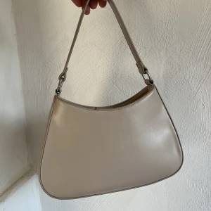 Axelväska - Axelväska i superfint skick från Gina Tricot. 