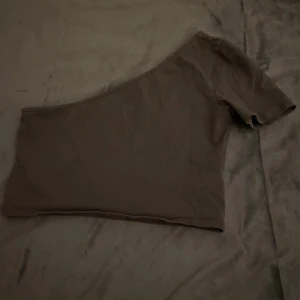 one shoulder tröja - säljer denna grå one shoulder tröja, aldrig använd🫶🏼