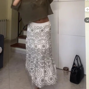 Låg kjol  - Väldigt vacker kjol köptes i Italien väldigt fin och perfekt passform står ingen storlek tyvärr men skulle säga denna är en S, dessa är mina egna bilder ❤️