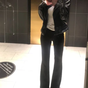 Svarta yoga pants  - Svarta yoga pants säljs för 100kr