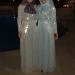 UNDERBAR FESTKLÄNNING! - Här har vi två underbara klänningar i färgerna diamant blå och silver!💎 Båda klänningarna är endast använda EN gång och är som ny. Den gråa är i storlek 38 och den ljusblåa i storlek 40. 1 för 289kr, 2 för 550kr. Priset kan diskuteras!🌸