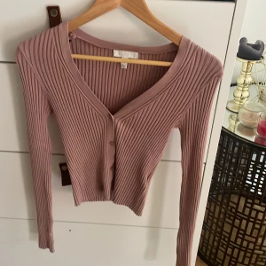 Kofta - En jättefin ribbad kofta som är använd fåtal gånger💕