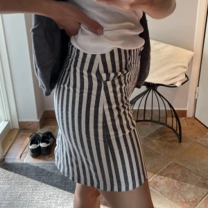 Randig linnekjol från Brandy Melville - Randig oanvänd kjol från brandy Melville! Sååå snygg men används inte❤️‍🔥i linnematerial!