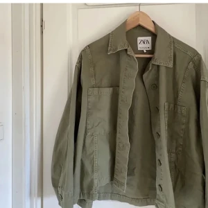 Jacka  - Säljer denna fina jackan/overshirten från zara då jag tyvärr inte längre får användning för den. Storlek 34 men den är ganska stor i storleken 💚(lånad bild)