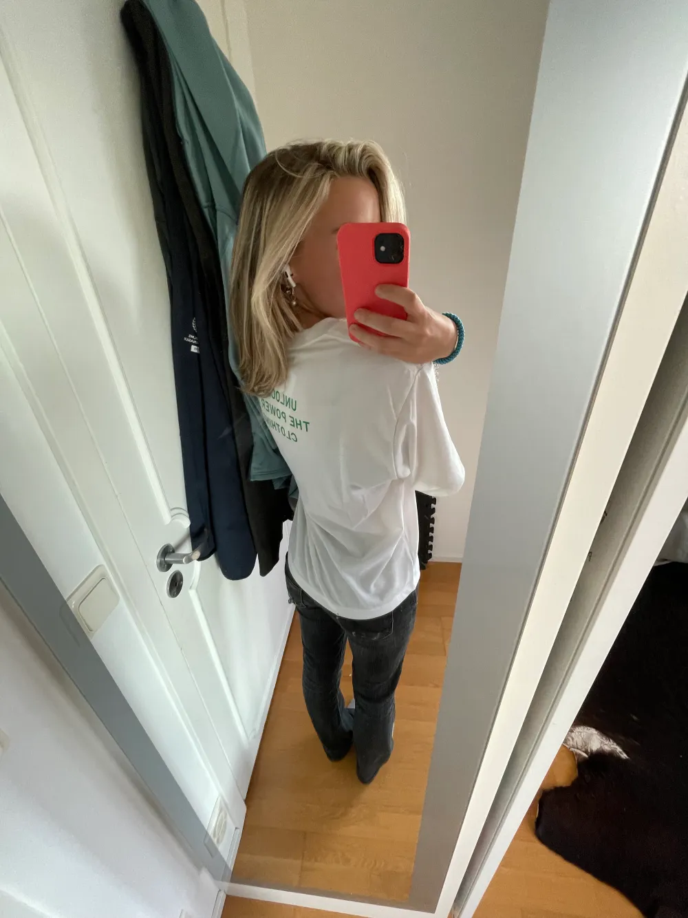 Säljer denna sprillans nya uniqlo T-shirten då den inte kom er till användning!! De e bara i skriva om mer bilder eller om ni har frågor✨. T-shirts.