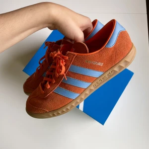 Adidas Hamburg - Svinsnygga Adidas Hamburg Sneakers endast använda 5 gånger, säljer då jag vill ha de i en annan färgkombo⭐️storlek 40 och i unisex modell🤞går endast att hitta för 1800kr just nu!❤️