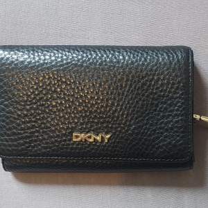 Svart plånbok från Dona Karen New York
