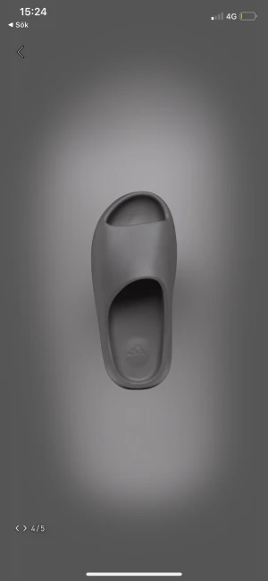 Yeezy Slides - Helt nya Yeezy slides i storlek 42. Oanvända med box och kvitto. Kan mötas upp i Göteborg. (Direkt köpta från Adidas)