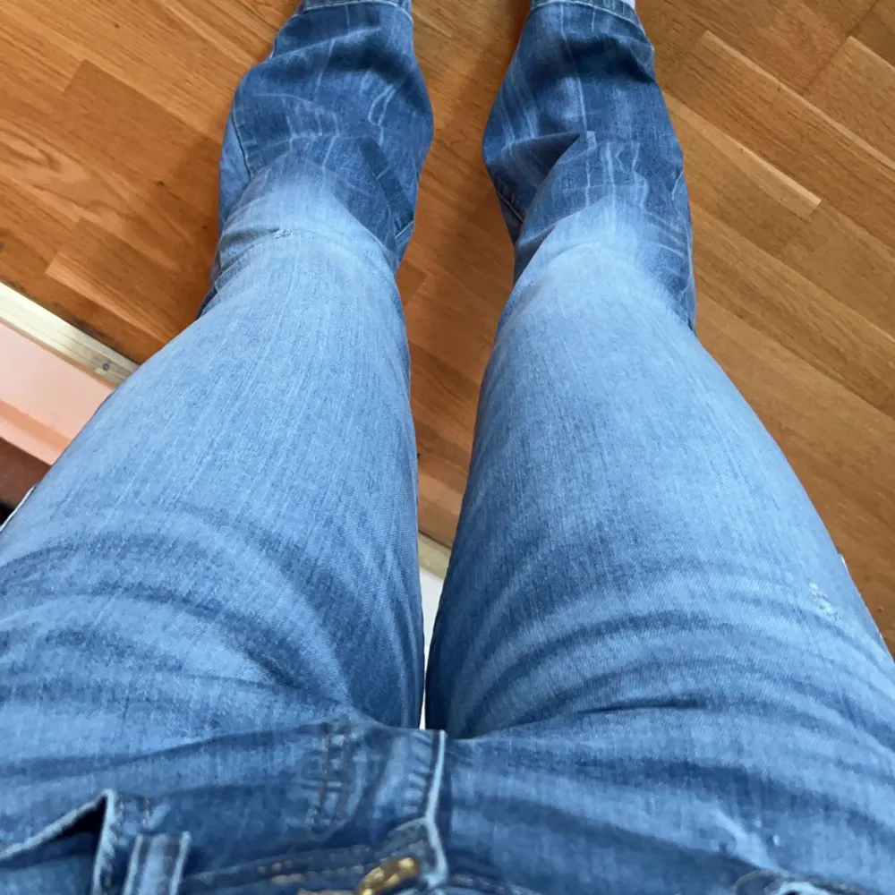 Säljer dessa diesel jeans, har aldrig använt dom. Lapparna som satt på jeansen är kvar. Väldigt stretchigt material, dom passar mig som har 36-38 i storlek, köpt på kidsbrandstore storlek 14y. Ordinarie pris: 1200kr . Jeans & Byxor.