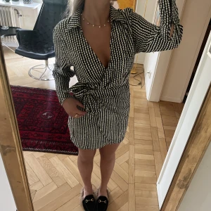 Så fin klänning - Jätte fin klänning från H&M i ett coolt mönster. Aldrig använd! 