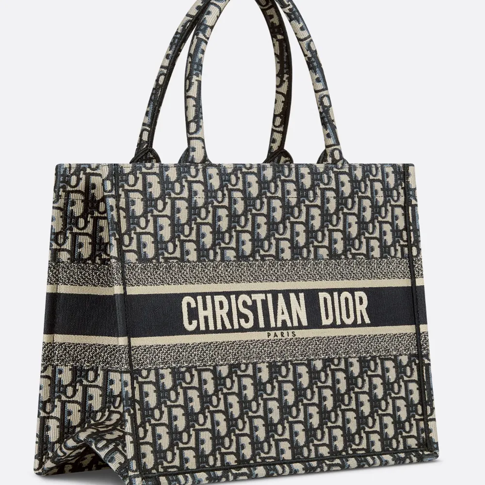 Säljer min Dior väska , har inga kvitton eller tillhörande paketering kvar, därav de lägre priset. . Väskor.