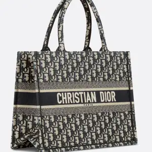 Säljer min Dior väska , har inga kvitton eller tillhörande paketering kvar, därav de lägre priset. 