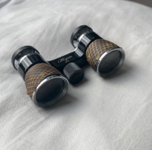 Kikare - Vintage kikare som har en smutsig fläck på en av glasen men den var så när den köptes och går inte att ta bort.