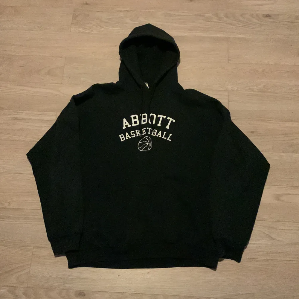 Svart hoodie med baskettryck, köpt second hand och i bra skick Storlek M. Hoodies.