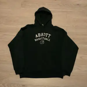 Svart hoodie med baskettryck, köpt second hand och i bra skick Storlek M