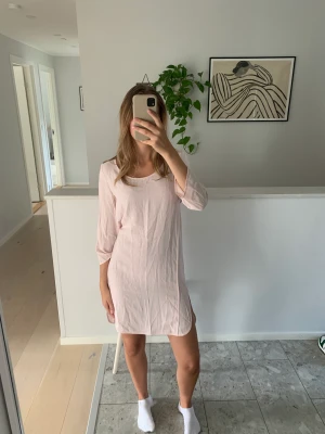 Filippa K klänning - Ljusrosa klänning från Filippa K. Klänningen heter ”Drapey Tunic Dress”.