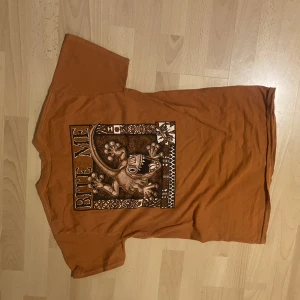 T shirt  - Jättecool t shirt med tryck på baksidan💕