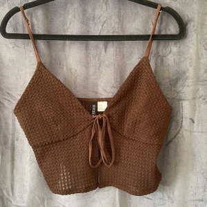 Topp H&M - Säljer min helt oanvända topp från H&M i storlek S. Färgen är lite mörkare i verkligheten än på bild. 