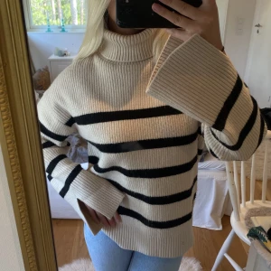 Stickad tröja - Super skön stickad randig tröja med polokrage från Zara. Säljer då jag inte använder den längre men fortfarande i mycket bra skick och nästan som ny. Köparen står för frakten💖
